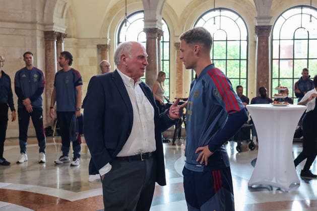 Uli Hoeness (FC Bayern Muenchen, Ehrenpraesident) im Gespreach mit Joshua Kimmich (FC Bayern Muenchen, 06), GER, Ministerpraesident Dr. Markus Soeder empfaengt die Frauen- und Herrenfussballmanschaft des FC Bayern Muenchen zur Ehrung als Deutsche Meister in der Saison 2025 28, 16.09.2026, GER, Ministerpraesident Dr. Markus Soeder empfaengt die Frauen- und Herrenfussballmanschaft des FC Bayern Muenchen zur Ehrung als Deutsche Meister in der Saison 2025 28, 16.09.2026 Muenchen Copyright: xEibner-Pressefoto JennixMaulx EP_JML