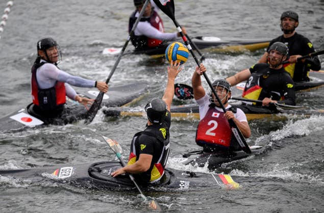 VIEREN, JONAS (GER) spielt den Ball, Aktion, Spielszene. Männer Deutschland - Japan 7:0, am 16.09.2026 Kanu-Polo-WM vom 15.09. - 20.09.2026 in Duisburg Deutschland Regattabahn