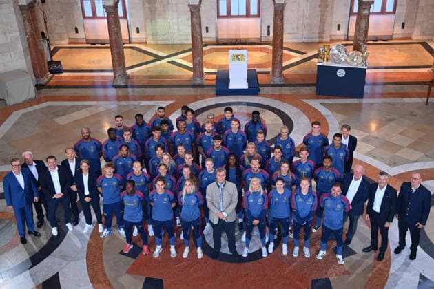 Teamfoto,Team,Mannschaft,Mannschaftsfoto der FC Bayern Frauen und der Herren mit Markus SOEDER (Ministerpraesident Bayern und CSU Vorsitzender). Markus SOEDER (Ministerpraesident Bayern und CSU Vorsitzender) empfaengt die Meistermannschaften des FC Bayern Muenchen im Kuppelsaal in der Staatskanzlei in Muenchen am 16.09.2026.