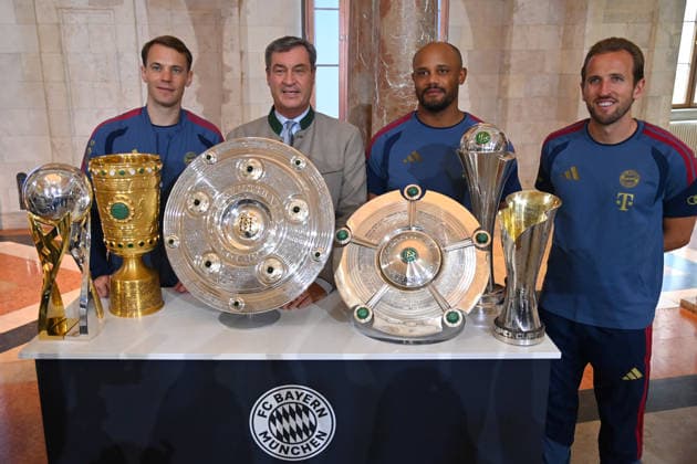 v.li:Manuel NEUER (Torwart Bayern Muenchen), Markus SOEDER (Ministerpraesident Bayern und CSU Vorsitzender), Trainer Vincent KOMPANY (Bayern Muenchen) und Harry KANE (Bayern Muenchen) stehen hinter den gewonnenen Pokalen,Pokal,Cup,Trophaee der Saison 2025 26 ,Meisterschale,Schale,DFB Pokal,Super Cup. Markus SOEDER (Ministerpraesident Bayern und CSU Vorsitzender) empfaengt die Meistermannschaften des FC Bayern Muenchen im Kuppelsaal in der Staatskanzlei in Muenchen am 16.09.2026.