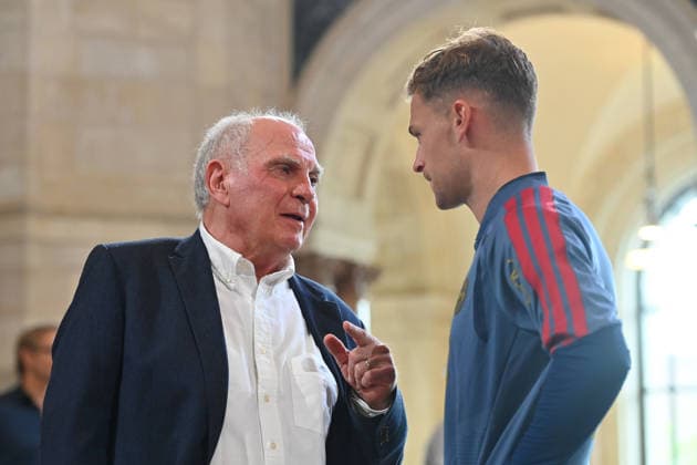 Uli HOENESS (Höness,Ehrenpraesident Bayern Muenchen) im Gespraech mit Joshua KIMMICH (Bayern Muenchen). Markus SOEDER (Ministerpraesident Bayern und CSU Vorsitzender) empfaengt die Meistermannschaften des FC Bayern Muenchen im Kuppelsaal in der Staatskanzlei in Muenchen am 16.09.2026.