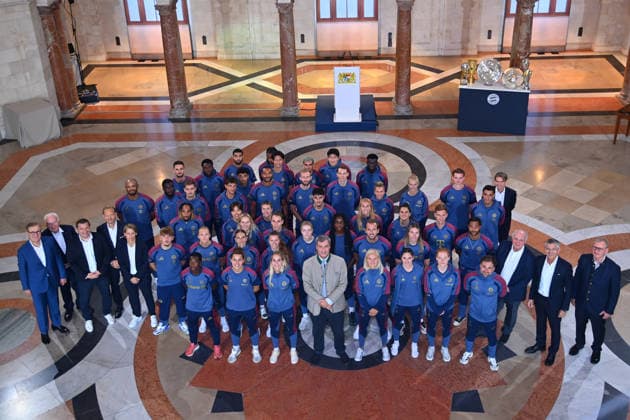 Teamfoto,Team,Mannschaft,Mannschaftsfoto der FC Bayern Frauen und der Herren mit Markus SOEDER (Ministerpraesident Bayern und CSU Vorsitzender). Markus SOEDER (Ministerpraesident Bayern und CSU Vorsitzender) empfaengt die Meistermannschaften des FC Bayern Muenchen im Kuppelsaal in der Staatskanzlei in Muenchen am 16.09.2026.