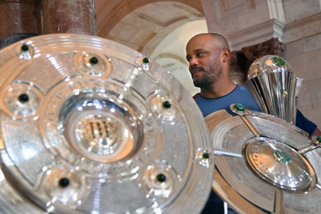 Trainer Vincent KOMPANY (Bayern Muenchen) hinter den gewonnenen Pokalen,Pokal,Cup,Trophaee der Saison 2025 26 ,Meisterschale, Schale,DFB Pokal,Super Cup. Markus SOEDER (Ministerpraesident Bayern und CSU Vorsitzender) empfaengt die Meistermannschaften des FC Bayern Muenchen im Kuppelsaal in der Staatskanzlei in Muenchen am 16.09.2026.