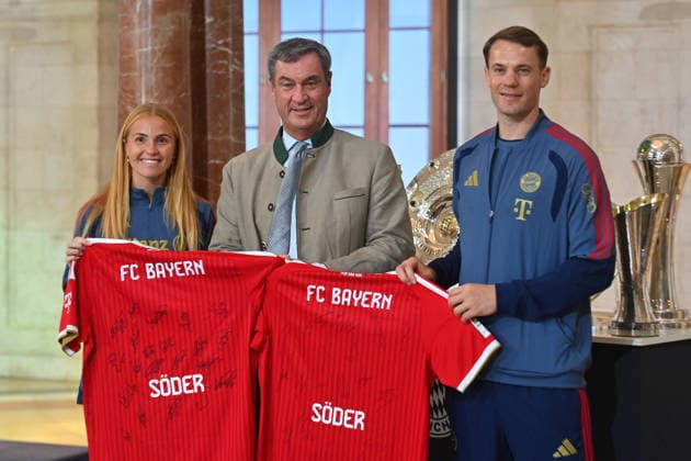 v.li:Glodis Perla VIGGOSDOTTIR (FCB) und Manuel NEUER (Torwart Bayern Muenchen) ueberreichen Markus SOEDER (Ministerpraesident Bayern und CSU Vorsitzender) je ein FC Bayern Trikot mit Autogrammen. Markus SOEDER (Ministerpraesident Bayern und CSU Vorsitzender) empfaengt die Meistermannschaften des FC Bayern Muenchen im Kuppelsaal in der Staatskanzlei in Muenchen am 16.09.2026.