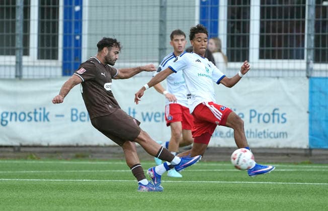 Foto : Nikky GOGUADZE ( Pauli ) trifft gegen Arnaud Riedel (HSV) zum 0-1 per Freistoss Fussball Regionalliga Nord , 9. Spieltag am Mi. 16.09.2026 HSV II - FC St. Pauli II