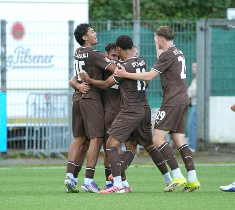 Foto : Nikky GOGUADZE ( Pauli ) trifft zum 0-1 per Freistoss und wird von den Mitspielern gefeiert Fussball Regionalliga Nord , 9. Spieltag am Mi. 16.09.2026 HSV II - FC St. Pauli II