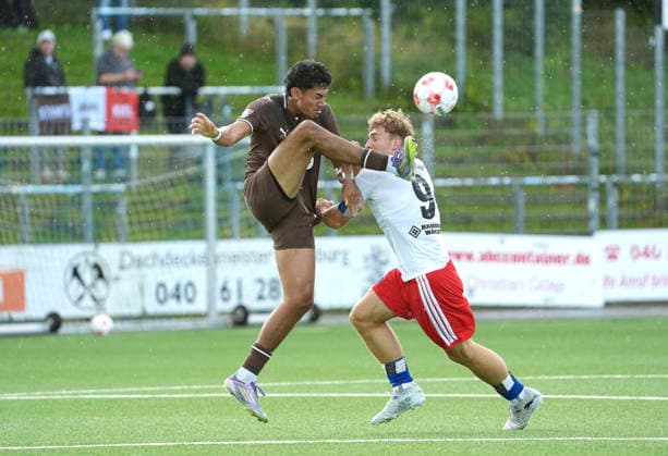 Foto : Fynn BRAUN ( Pauli ) gegen Joonas FRENZEL (HSV , rechts) Fussball Regionalliga Nord , 9. Spieltag am Mi. 16.09.2026 HSV II - FC St. Pauli II