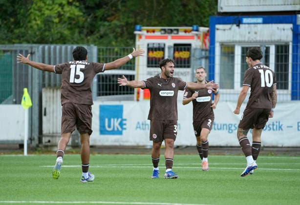 Foto : Nikky GOGUADZE ( Pauli ) trifft zum 0-1 per Freistoss und wird von den Mitspielern gefeiert Fussball Regionalliga Nord , 9. Spieltag am Mi. 16.09.2026 HSV II - FC St. Pauli II