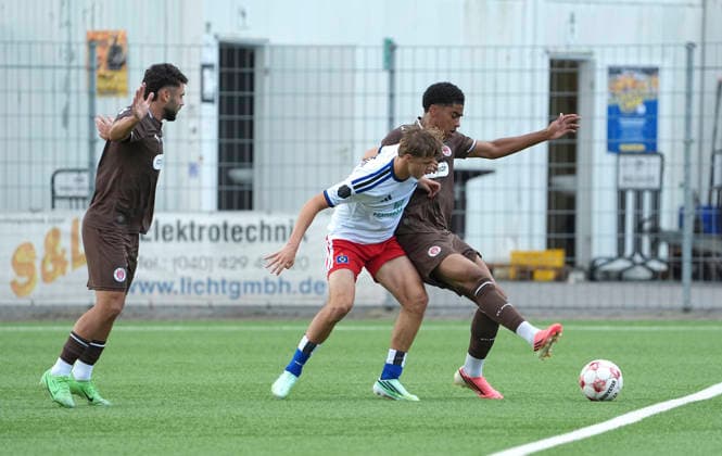 Foto : Louis Pepe LEMKE (HSV) gegen Jack WARDIUS ( Pauli ) und links ... Nikky GOGUADZE ( Pauli ) Fussball Regionalliga Nord , 9. Spieltag am Mi. 16.09.2026 HSV II - FC St. Pauli II