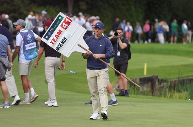 BMW PGA, Golf Herren Championship Pro-Am 2026 SURREY, ENGLAND, SEPTEMBER 16: Rory McIlroy of Northern Ireland holds aloft a 41 under scoreboard after his team finished the BMW PGA Championship Pro-Am 41 Under par during The DP World Tour BMW PGA Championship Pro-Am at Wentworth Golf Club, Virginia Water, Surrey, England, on September 16. (Photo by Daniel Weir) Surrey Wentworth Golf Course England Copyright: xDanielxWeir SportsxPressxPhotox Sportspressphoto_SPR232661