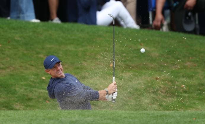 BMW PGA, Golf Herren Championship Pro-Am 2026 SURREY, ENGLAND, SEPTEMBER 16: Rory McIlroy of Northern Ireland plays a shout out of a sand bunker on the 18th hole green during The DP World Tour BMW PGA Championship Pro-Am at Wentworth Golf Club, Virginia Water, Surrey, England, on September 16. (Photo by Daniel Weir) Surrey Wentworth Golf Course England Copyright: xDanielxWeir SportsxPressxPhotox Sportspressphoto_SPR232692