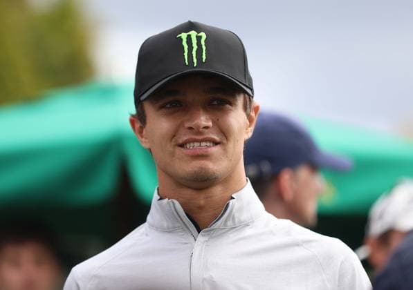 BMW PGA, Golf Herren Championship Pro-Am 2026 SURREY, ENGLAND, SEPTEMBER 16: F1 Driver Lando Norris of Britain racing for Formula One McLaren watches on during The DP World Tour BMW PGA Championship Pro-Am at Wentworth Golf Club, Virginia Water, Surrey, England, on September 16. (Photo by Daniel Weir) Surrey Wentworth Golf Course England Copyright: xDanielxWeir SportsxPressxPhotox Sportspressphoto_SPR232732