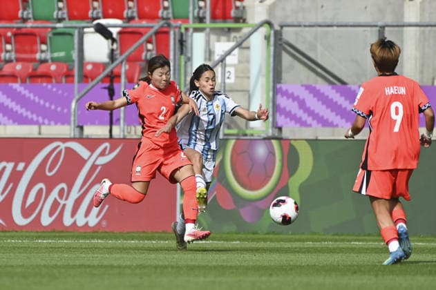 IPA88598247 - Ahyeong Yoon (KOR) and Julieta Aguilar during the Round of 16 match of the FIFA U-20 Women s World Cup between Argentina and the Republic of Korea in Sosnowiec, Poland, on September 16, 2026  Copyright: xMichalxDubiel IPAxSportx xx IPA88598247
