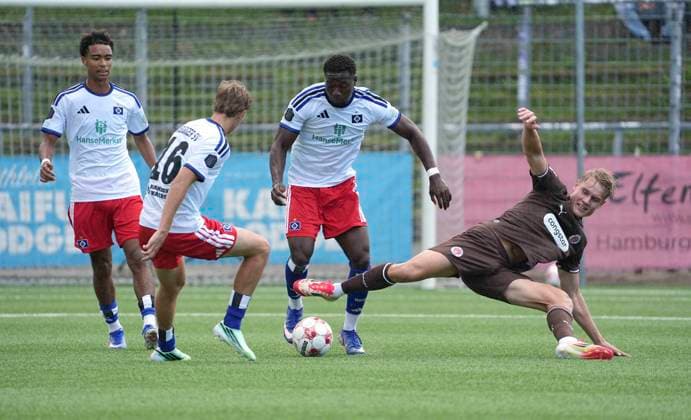 Foto : Kelvin OJO (HSV) gegen Samuel Jasper KLEIN ( Pauli , rechts ) Fussball Regionalliga Nord , 9. Spieltag am Mi. 16.09.2026 HSV II - FC St. Pauli II