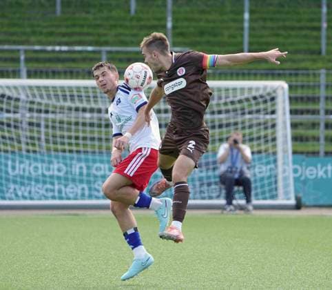 Foto : Luca Günther ( Pauli ) gegen Dorian MIGALIC (HSV , links) Fussball Regionalliga Nord , 9. Spieltag am Mi. 16.09.2026 HSV II - FC St. Pauli II
