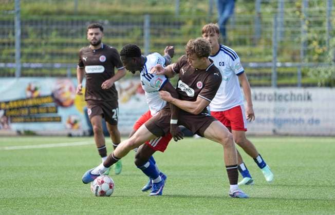 Foto : Jannik Westphal ( Pauli ) grätscht gegen Kelvin OJO (HSV , links) Fussball Regionalliga Nord , 9. Spieltag am Mi. 16.09.2026 HSV II - FC St. Pauli II