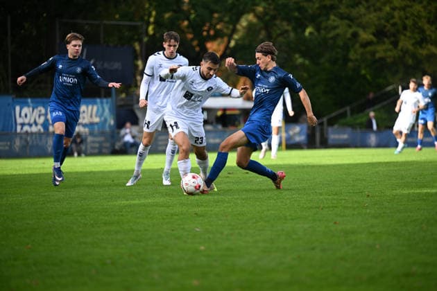 16.09.2026, GER, Fussball, Regionalliga Nord, 9.Spieltag, Saison 2026 2027, Bremen, Stadion am Panzenberg, Bremer SV vs VfB Oldenburg, im Zweikampf Louis HAJDINAJ ( VfB Oldenburg 23 ) Bremen Stadion am Panzenberg Bremen Deutschland Copyright: xnordphotoxGmbHx xRojahnx