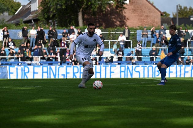 16.09.2026, GER, Fussball, Regionalliga Nord, 9.Spieltag, Saison 2026 2027, Bremen, Stadion am Panzenberg, Bremer SV vs VfB Oldenburg, Leon DEMAJ ( VfB Oldenburg 10 ) am Ball Bremen Stadion am Panzenberg Bremen Deutschland Copyright: xnordphotoxGmbHx xRojahnx
