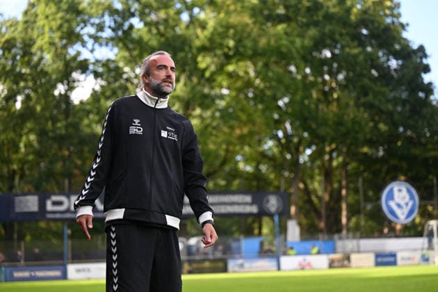 16.09.2026, GER, Fussball, Regionalliga Nord, 9.Spieltag, Saison 2026 2027, Bremen, Stadion am Panzenberg, Bremer SV vs VfB Oldenburg, Dario FOSSI ( VfB Oldenburg Trainer Coach ) Bremen Stadion am Panzenberg Bremen Deutschland Copyright: xnordphotoxGmbHx xRojahnx