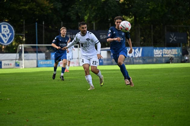 16.09.2026, GER, Fussball, Regionalliga Nord, 9.Spieltag, Saison 2026 2027, Bremen, Stadion am Panzenberg, Bremer SV vs VfB Oldenburg, Louis HAJDINAJ ( VfB Oldenburg 23 ) mit dem Abspiel Bremen Stadion am Panzenberg Bremen Deutschland Copyright: xnordphotoxGmbHx xRojahnx