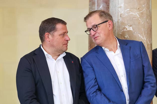 Max Eberl (FC Bayern Muenchen, Sportvorstand) mit Jan-Christian Dreesen (FC Bayern Muenchen, Vorstandsvorsitzender), GER, Ministerpraesident Dr. Markus Soeder empfaengt die Frauen- und Herrenfussballmanschaft des FC Bayern Muenchen zur Ehrung als Deutsche Meister in der Saison 2025 28, 16.09.2026, GER, Ministerpraesident Dr. Markus Soeder empfaengt die Frauen- und Herrenfussballmanschaft des FC Bayern Muenchen zur Ehrung als Deutsche Meister in der Saison 2025 28, 16.09.2026 Muenchen Copyright: xEibner-Pressefoto JennixMaulx EP_JML
