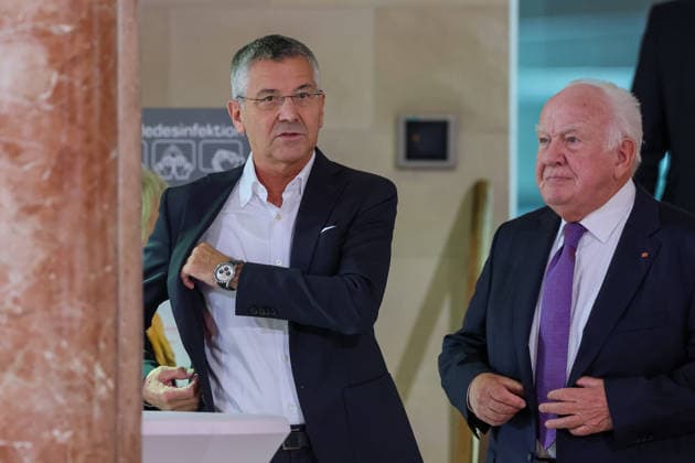Herbert Hainer (FC Bayern Muenchen, Praesident) mit Walter Mennekes (FC Bayern Muenchen, 2. Vizepraesident), GER, Ministerpraesident Dr. Markus Soeder empfaengt die Frauen- und Herrenfussballmanschaft des FC Bayern Muenchen zur Ehrung als Deutsche Meister in der Saison 2025 28, 16.09.2026, GER, Ministerpraesident Dr. Markus Soeder empfaengt die Frauen- und Herrenfussballmanschaft des FC Bayern Muenchen zur Ehrung als Deutsche Meister in der Saison 2025 28, 16.09.2026 Muenchen Copyright: xEibner-Pressefoto JennixMaulx EP_JML