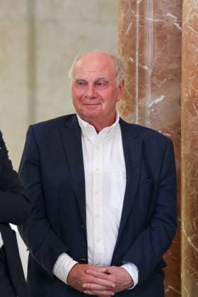 Uli Hoeness (FC Bayern Muenchen, Ehrenpraesident) lacht, GER, Ministerpraesident Dr. Markus Soeder empfaengt die Frauen- und Herrenfussballmanschaft des FC Bayern Muenchen zur Ehrung als Deutsche Meister in der Saison 2025 28, 16.09.2026, GER, Ministerpraesident Dr. Markus Soeder empfaengt die Frauen- und Herrenfussballmanschaft des FC Bayern Muenchen zur Ehrung als Deutsche Meister in der Saison 2025 28, 16.09.2026 Muenchen Copyright: xEibner-Pressefoto JennixMaulx EP_JML