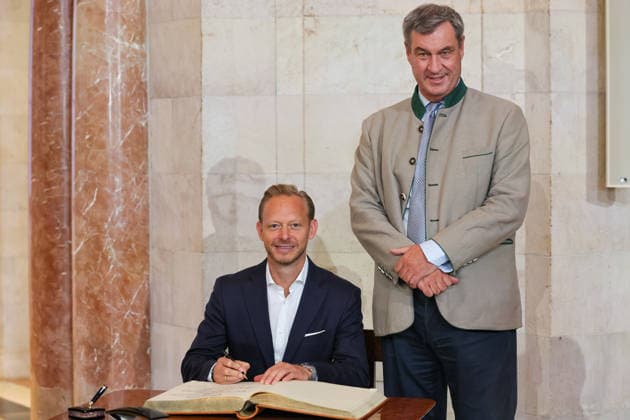 Rouven Kasper (FC Bayern Muenchen, Vorstand Marketing und Vertrieb) unterschreibt im goldenen Buch, mit Dr. Markus Soeder (MdL, Ministerpraesident Bayern und CSU Vorsitzender), GER, Ministerpraesident Dr. Markus Soeder empfaengt die Frauen- und Herrenfussballmanschaft des FC Bayern Muenchen zur Ehrung als Deutsche Meister in der Saison 2025 28, 16.09.2026, GER, Ministerpraesident Dr. Markus Soeder empfaengt die Frauen- und Herrenfussballmanschaft des FC Bayern Muenchen zur Ehrung als Deutsche Meister in der Saison 2025 28, 16.09.2026 Muenchen Copyright: xEibner-Pressefoto JennixMaulx EP_JML