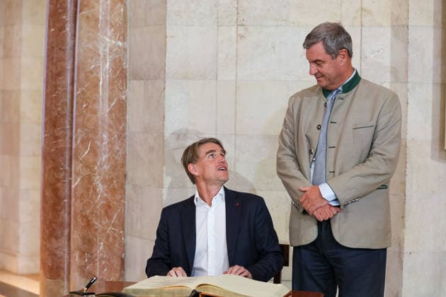 Christoph Freund (FC Bayern Muenchen, Sportdirektor) unterschreibt im goldenen Buch, mit Dr. Markus Soeder (MdL, Ministerpraesident Bayern und CSU Vorsitzender), GER, Ministerpraesident Dr. Markus Soeder empfaengt die Frauen- und Herrenfussballmanschaft des FC Bayern Muenchen zur Ehrung als Deutsche Meister in der Saison 2025 28, 16.09.2026, GER, Ministerpraesident Dr. Markus Soeder empfaengt die Frauen- und Herrenfussballmanschaft des FC Bayern Muenchen zur Ehrung als Deutsche Meister in der Saison 2025 28, 16.09.2026 Muenchen Copyright: xEibner-Pressefoto JennixMaulx EP_JML