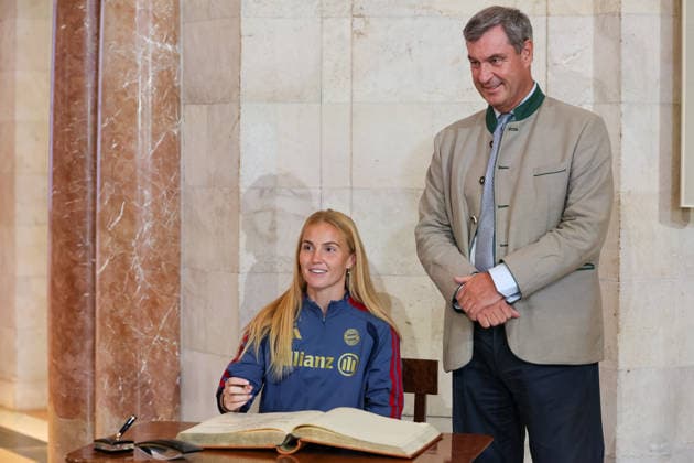 Glodis Perla Viggosdottir (FC Bayern Muenchen, 04) unterschreibt im goldenen Buch, mit Dr. Markus Soeder (MdL, Ministerpraesident Bayern und CSU Vorsitzender), GER, Ministerpraesident Dr. Markus Soeder empfaengt die Frauen- und Herrenfussballmanschaft des FC Bayern Muenchen zur Ehrung als Deutsche Meister in der Saison 2025 28, 16.09.2026, GER, Ministerpraesident Dr. Markus Soeder empfaengt die Frauen- und Herrenfussballmanschaft des FC Bayern Muenchen zur Ehrung als Deutsche Meister in der Saison 2025 28, 16.09.2026 Muenchen Copyright: xEibner-Pressefoto JennixMaulx EP_JML