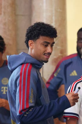 Nathaniel Brown (FC Bayern Muenchen, 11), GER, Ministerpraesident Dr. Markus Soeder empfaengt die Frauen- und Herrenfussballmanschaft des FC Bayern Muenchen zur Ehrung als Deutsche Meister in der Saison 2025 28, 16.09.2026, GER, Ministerpraesident Dr. Markus Soeder empfaengt die Frauen- und Herrenfussballmanschaft des FC Bayern Muenchen zur Ehrung als Deutsche Meister in der Saison 2025 28, 16.09.2026 Muenchen Copyright: xEibner-Pressefoto JennixMaulx EP_JML