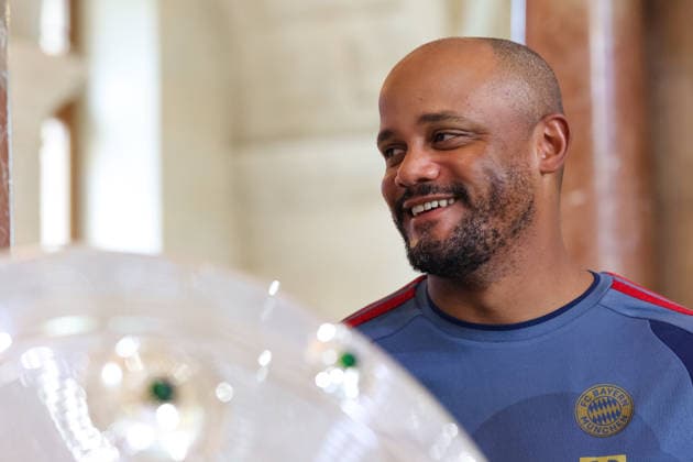 Vincent Kompany (FC Bayern Muenchen, Cheftrainer) lacht, GER, Ministerpraesident Dr. Markus Soeder empfaengt die Frauen- und Herrenfussballmanschaft des FC Bayern Muenchen zur Ehrung als Deutsche Meister in der Saison 2025 28, 16.09.2026, GER, Ministerpraesident Dr. Markus Soeder empfaengt die Frauen- und Herrenfussballmanschaft des FC Bayern Muenchen zur Ehrung als Deutsche Meister in der Saison 2025 28, 16.09.2026 Muenchen Copyright: xEibner-Pressefoto JennixMaulx EP_JML