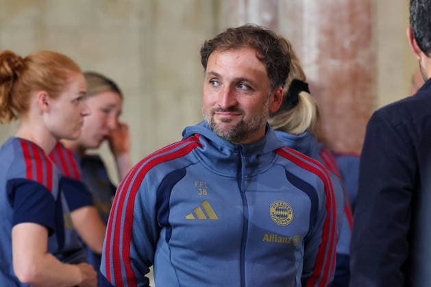 Jose Barcala (FC Bayern Muenchen, Chef-Trainer), GER, Ministerpraesident Dr. Markus Soeder empfaengt die Frauen- und Herrenfussballmanschaft des FC Bayern Muenchen zur Ehrung als Deutsche Meister in der Saison 2025 28, 16.09.2026, GER, Ministerpraesident Dr. Markus Soeder empfaengt die Frauen- und Herrenfussballmanschaft des FC Bayern Muenchen zur Ehrung als Deutsche Meister in der Saison 2025 28, 16.09.2026 Muenchen Copyright: xEibner-Pressefoto JennixMaulx EP_JML