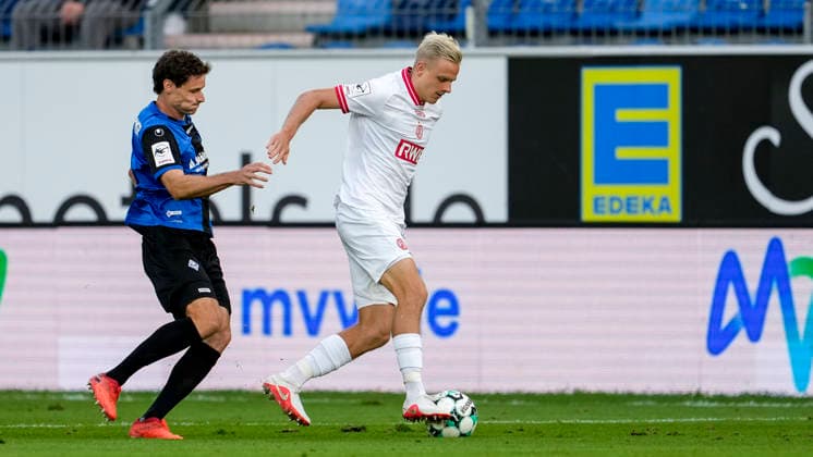 v.li.: Maximilian Thalhammer (SV Waldhof, 8), Janne Sietan (Essen, 22), Zweikampf, Spielszene, Duell, duel, tackle, tackling, Dynamik, Action, Aktion, 16.09.2026, Mannheim (Deutschland), Fussball, 3. Liga, SV Waldhof Mannheim - Rot-Weiss Essen, DFB DFL REGULATIONS PROHIBIT ANY USE OF PHOTOGRAPHS AS IMAGE SEQUENCES AND OR QUASI-VIDEO.