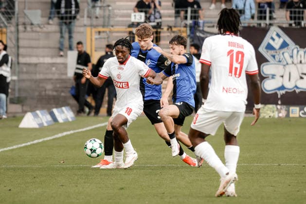 16.09.2026, xhettx, Fussball 3.Liga, SV Waldhof Mannheim - Rot-Weiss Essen v.l. Dickson Abiama (Rot Weiss Essen, 18) behauptet den Ball gegen Moritz Polte (SV Waldhof Mannheim, 3) und Vincent Thill (SV Waldhof Mannheim, 12)