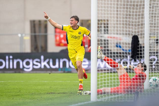 (L-R) Alexander Staff (1. FC Saarbruecken, 29) jubelt ueber das Tor zum 0:1 und Morten Behrens (SC Preussen Muenster, 01) liegt mit dem Ball im Tor GER, SC Preussen Muenster vs. 1. FC Saarbruecken, Fussball, 3. Liga, 6. Spieltag, Spielzeit 2026 2027, 16.09.2026 DFL Regulations prohibit any use of photographers as image sequences and or quasi-video. GER, SC Preussen Muenster vs. 1. FC Saarbruecken, Fussball, 3. Liga, 6. Spieltag, Spielzeit 2026 2027, 16.09.2026 Muenster Copyright: xEibner-Pressefoto JanxRollingerx EP_JSK