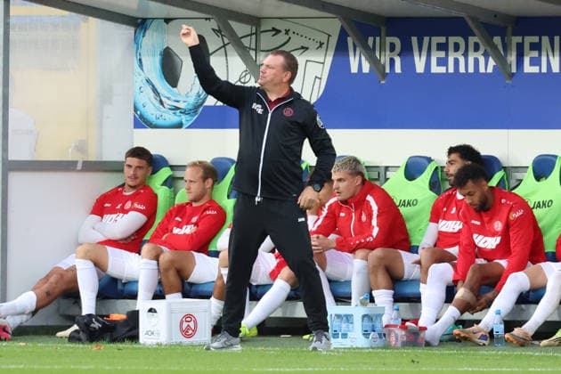 16.09.2026, xrekx, Fussball 3.Liga, SV Waldhof Mannheim - Rot-Weiss Essen v.l. Uwe Koschinat (Trainer, Rot-Weiss Essen) gibt Anweisungen, gestikuliert, mit den Armen gestikulieren gives instructions, gesticulate Mannheim