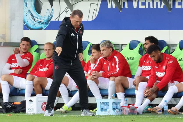 16.09.2026, xrekx, Fussball 3.Liga, SV Waldhof Mannheim - Rot-Weiss Essen v.l. Uwe Koschinat (Trainer, Rot-Weiss Essen) gibt Anweisungen, gestikuliert, mit den Armen gestikulieren gives instructions, gesticulate Mannheim