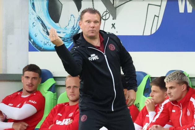 16.09.2026, xrekx, Fussball 3.Liga, SV Waldhof Mannheim - Rot-Weiss Essen v.l. Uwe Koschinat (Trainer, Rot-Weiss Essen) gibt Anweisungen, gestikuliert, mit den Armen gestikulieren gives instructions, gesticulate Mannheim