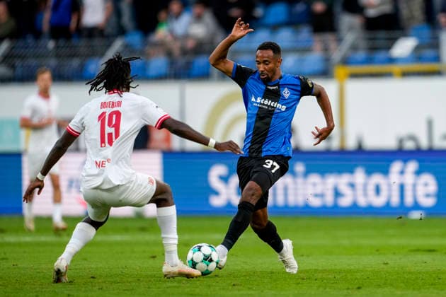 v.li.: Franci Bouebari (Essen, 19), Noah Sarenren Bazee (SV Waldhof, 37), Zweikampf, Spielszene, Duell, duel, tackle, tackling, Dynamik, Action, Aktion, 16.09.2026, Mannheim (Deutschland), Fussball, 3. Liga, SV Waldhof Mannheim - Rot-Weiss Essen, DFB DFL REGULATIONS PROHIBIT ANY USE OF PHOTOGRAPHS AS IMAGE SEQUENCES AND OR QUASI-VIDEO.