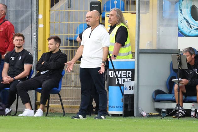 16.09.2026, xrekx, Fussball 3.Liga, SV Waldhof Mannheim - Rot-Weiss Essen v.l. Rui Mota (Trainer SV Waldhof Mannheim) gibt Anweisungen, gestikuliert, mit den Armen gestikulieren gives instructions, gesticulate Mannheim