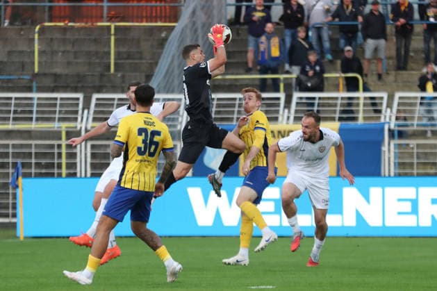 Fußball Regionalliga Nordost: 1. FC Lok Leipzig - BFC Dynamo; 16.09.2026 Neuzugang Torwart Jonas Wendlinger (20, Lok Leipzig) pflückt den Ball aus der Luft. Fußball, Regionalliga Nordost, Saison 2026 2027, 9. Spieltag: 1. FC Lok Leipzig vs. BFC Dynamo am 16.09.2026 im Bruno-Plache-Stadion, Leipzig. Copyright: xBEAUTIFULxSPORTS JanxKaeferx