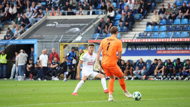 16.09.2026, xrekx, Fussball 3.Liga, SV Waldhof Mannheim - Rot-Weiss Essen v.l. Semir Telalovic (Rot-Weiss Essen) Thijmen Nijhuis (SV Waldhof Mannheim) Mannheim
