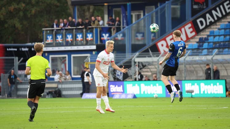 16.09.2026, xrekx, Fussball 3.Liga, SV Waldhof Mannheim - Rot-Weiss Essen v.l. Janne Sietan (Rot-Weiss Essen) JOey Müller Mueller (SV Waldhof Mannheim) Mannheim