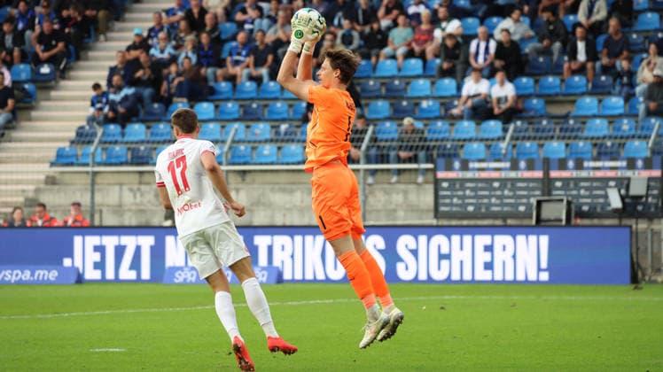 16.09.2026, xrekx, Fussball 3.Liga, SV Waldhof Mannheim - Rot-Weiss Essen v.l. Semir Telalovic (Rot-Weiss Essen) Thijmen Nijhuis (SV Waldhof Mannheim) Mannheim