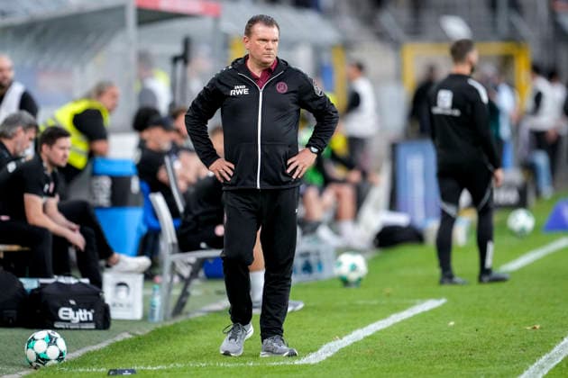 Uwe Koschinat (Trainer, Cheftrainer, Essen), Freisteller, Ganzkörper, Einzelbild, Einzelfoto, Aktion, Action, am Spielfeldrand, an der Seitenauslinie, 16.09.2026, Mannheim (Deutschland), Fussball, 3. Liga, SV Waldhof Mannheim - Rot-Weiss Essen, DFB DFL REGULATIONS PROHIBIT ANY USE OF PHOTOGRAPHS AS IMAGE SEQUENCES AND OR QUASI-VIDEO.