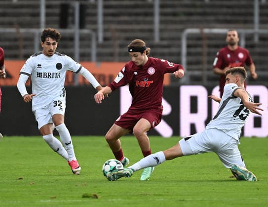 16.09.2026, xophax, Fussball 3.Liga, Fortuna Koeln - SV Wehen Wiesbaden v.l. Raul Carlos Caldaroska ( Wehen ) Bennit Kröger ( Fortuna Köln ) , Justin Janitzek ( Wehen ) Koeln