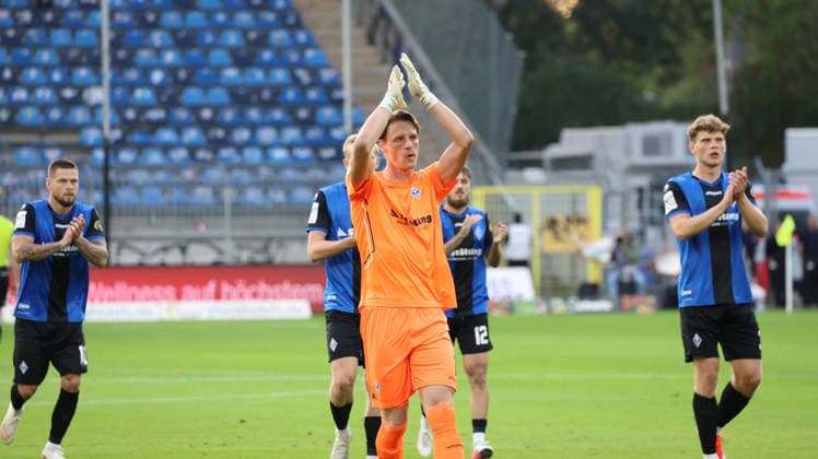 16.09.2026, xrekx, Fussball 3.Liga, SV Waldhof Mannheim - Rot-Weiss Essen v.l. Thijmen Nijhuis (SV Waldhof Mannheim) bedankt bedanken sich bei den Fans, the player thanks the fans for their support Mannheim