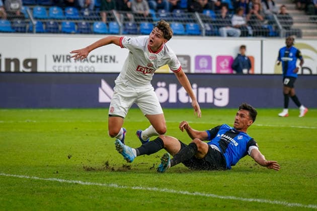 Deutschland: Fussball 3. Liga 2026 - 2027, 6. Spieltag - SV Waldhof Mannheim vs Rot-Weiss Essen - Carl-Benz-Stadion (Mannheim): Semir Telalovic (Rot-Weiss Essen, 17) Claudio Kammerknecht im Zweikampf Copyright: xJOERANxSTEINSIEKx