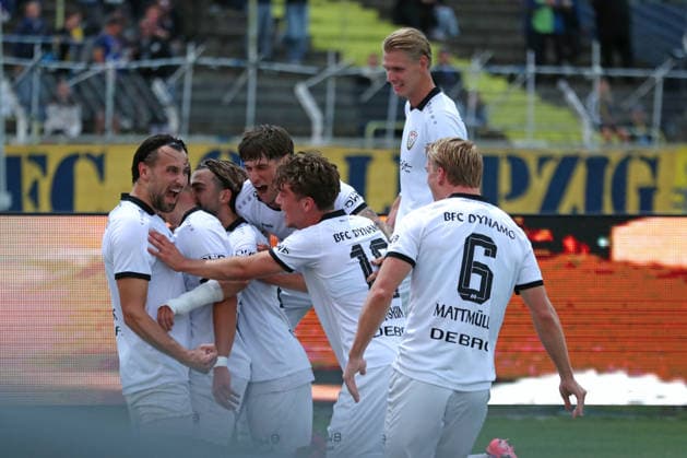 Fußball Regionalliga Nordost: 1. FC Lok Leipzig - BFC Dynamo; 16.09.2026 Tor-Jubel beim Team des BFC nach dem Führungstreffer zum 0:1. Fußball, Regionalliga Nordost, Saison 2026 2027, 9. Spieltag: 1. FC Lok Leipzig vs. BFC Dynamo am 16.09.2026 im Bruno-Plache-Stadion, Leipzig. Copyright: xBEAUTIFULxSPORTS JanxKaeferx